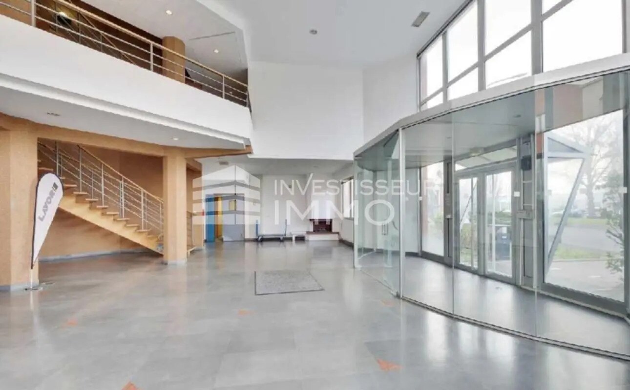 Office in La Courneuve for lease Lobby- Image 1 of 7