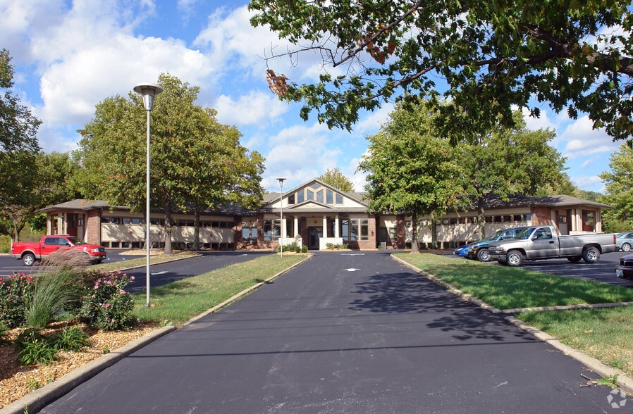 2850 W Clay St, Saint Charles, MO for sale - Building Photo - Image 2 of 10