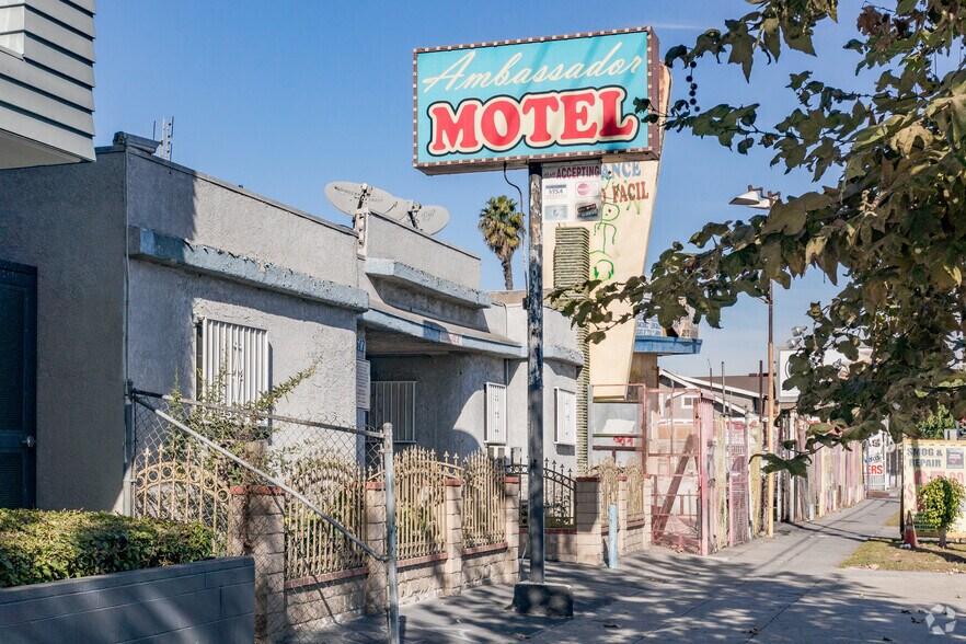7617 S Figueroa St, Los Angeles, CA à vendre - Photo du bâtiment - Image 3 de 4