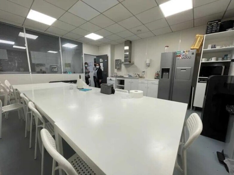 Office in Pantin for lease - Building Photo - Image 2 of 6