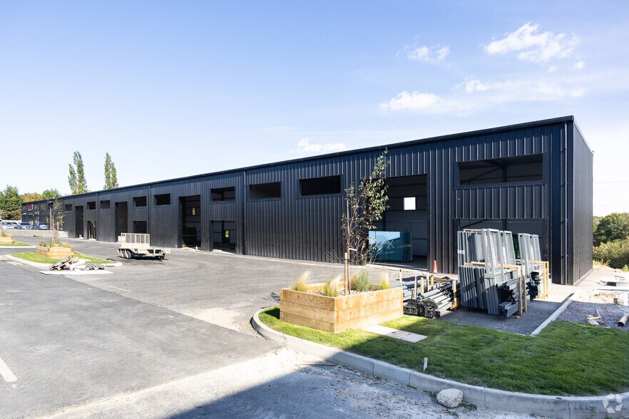 Units 30-39 Gatehouse Hub, Gatehouse Ln, Neaves Park, Hurstpierpoint for sale - Primary Photo - Image 2 of 3