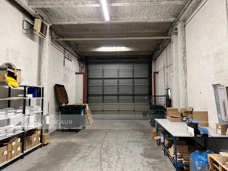 Flex in Osny for lease - Interior Photo - Image 2 of 8