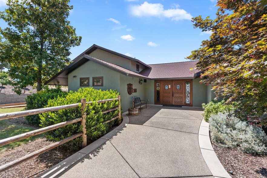 1320 N Mountain Ave, Ashland, OR for sale - Building Photo - Image 3 of 18