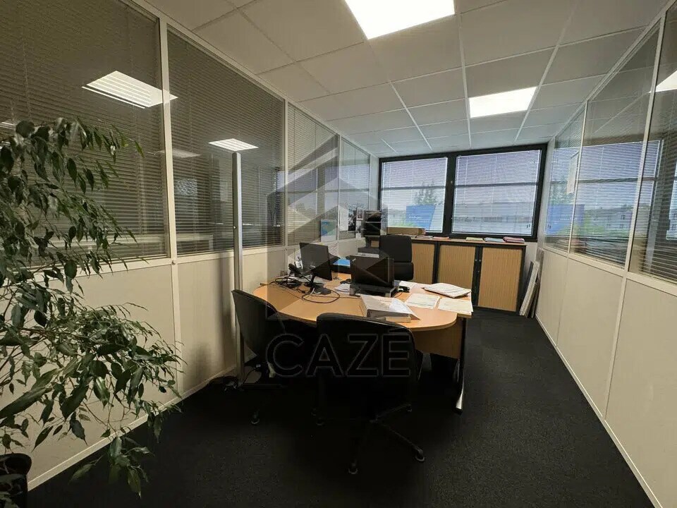 Office in Villenave-d'Ornon for lease Interior Photo- Image 1 of 13