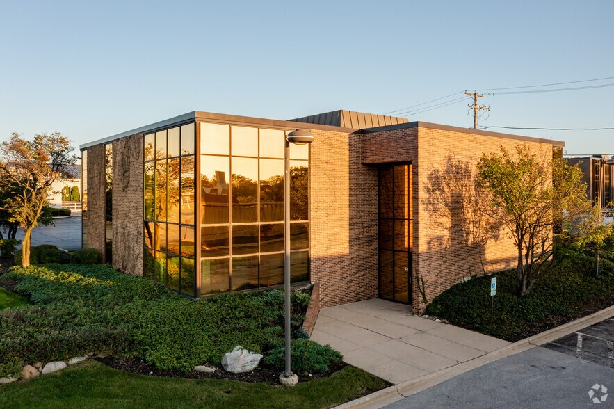 800 Roosevelt Rd, Glen Ellyn, IL à louer - Photo du bâtiment - Image 3 de 10