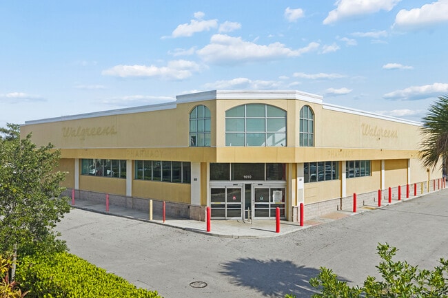 Plus de détails pour 1700 W 49th St, Hialeah, FL - Commerce de détail à louer
