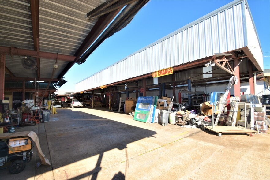 7636 Clarewood Dr, Houston, TX for sale - Primary Photo - Image 1 of 28