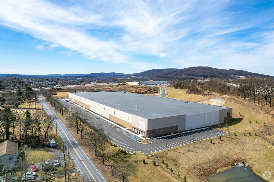 2020 Feather Way, Bethlehem, PA à louer - Photo du bâtiment - Image 2 de 4