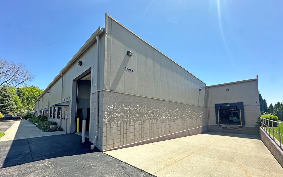 22960 Venture Dr, Novi, MI à vendre - Photo du bâtiment - Image 3 de 9