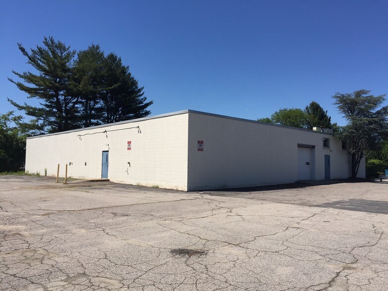 901 Waterman Ave, East Providence, RI à vendre - Photo du bâtiment - Image 3 de 8
