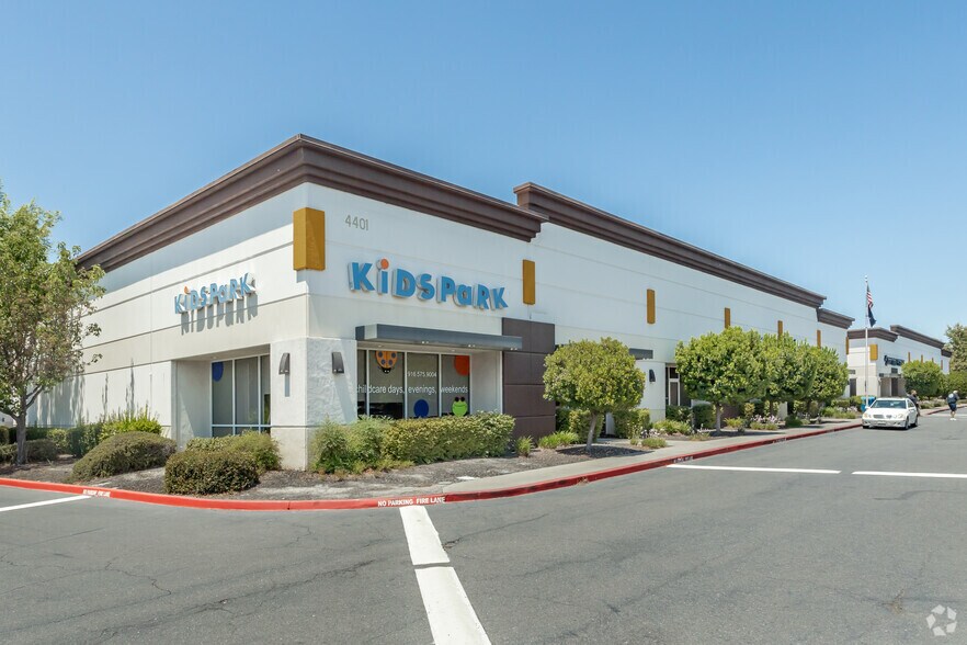 Goldenland Park portefeuille de 2 propriétés à vendre sur LoopNet.ca - Photo principale - Image 1 de 2