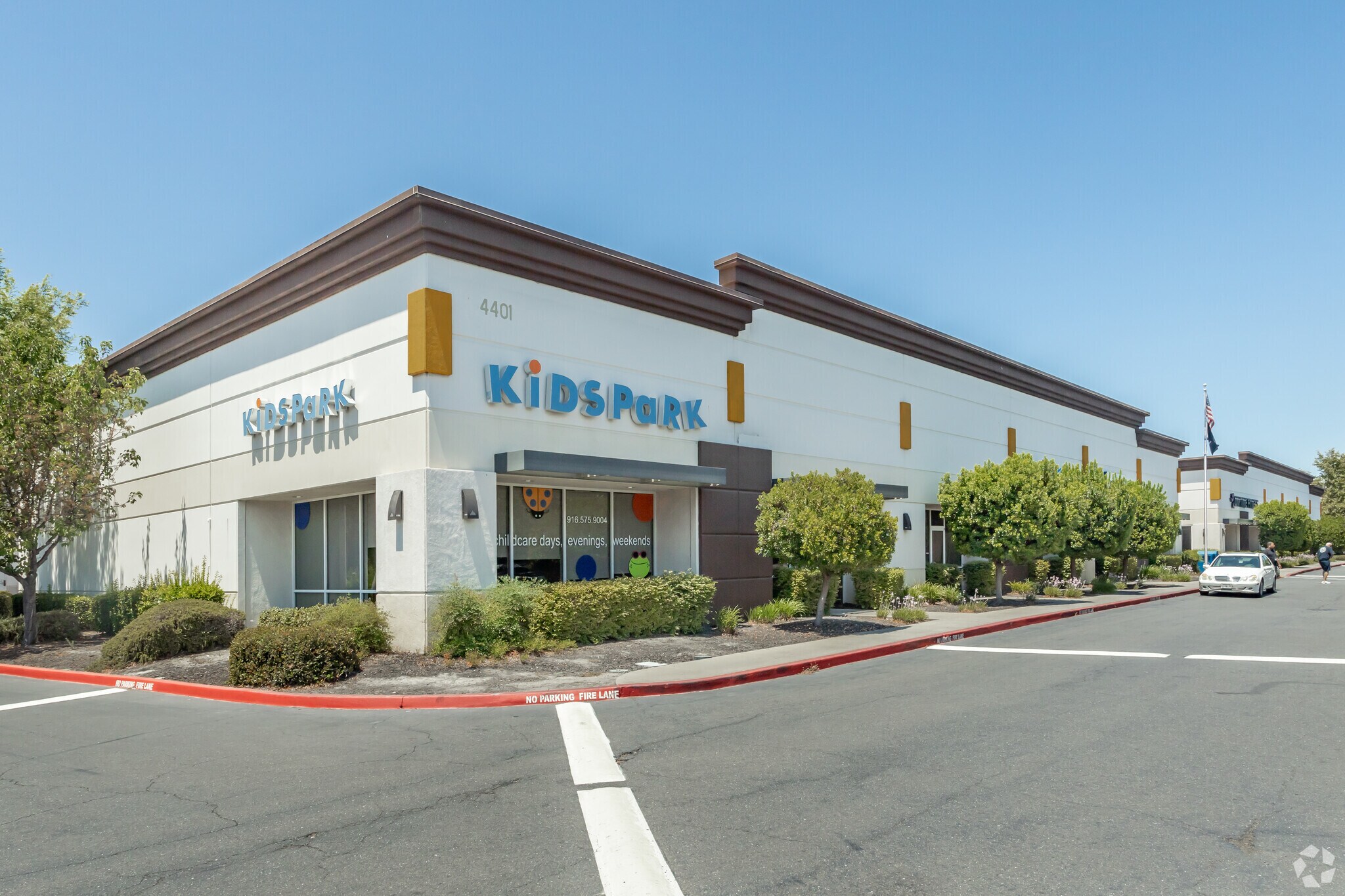 Goldenland Park portefeuille de 2 propriétés à vendre sur LoopNet.ca Photo principale- Image 1 de 3