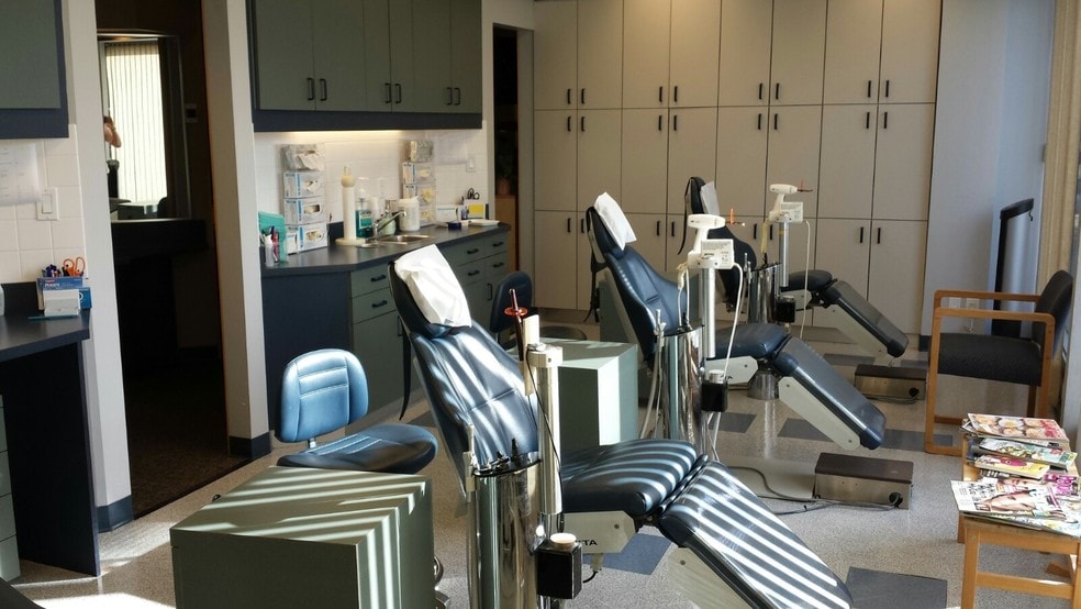 2755 Lougheed Hwy, Port Coquitlam, BC for lease - Building Photo - Image 3 of 16