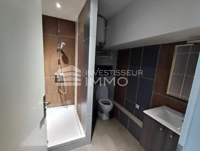 Flex in Émerainville for lease - Interior Photo - Image 3 of 4