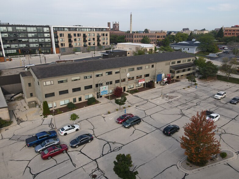 712 Riverfront Dr, Sheboygan, WI à vendre - Photo du bâtiment - Image 2 de 2