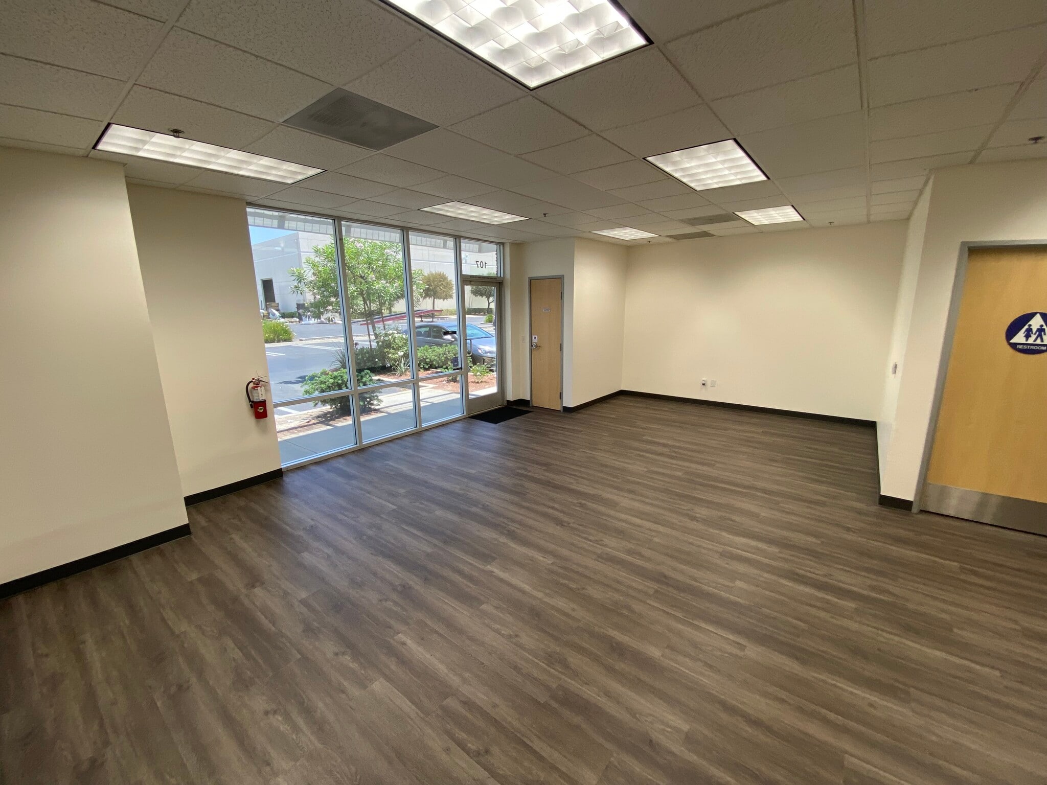 350 E Commercial Rd, San Bernardino, CA à louer Photo du bâtiment- Image 1 de 6