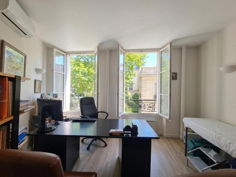 Office in Paris for sale - Interior Photo - Image 1 of 5