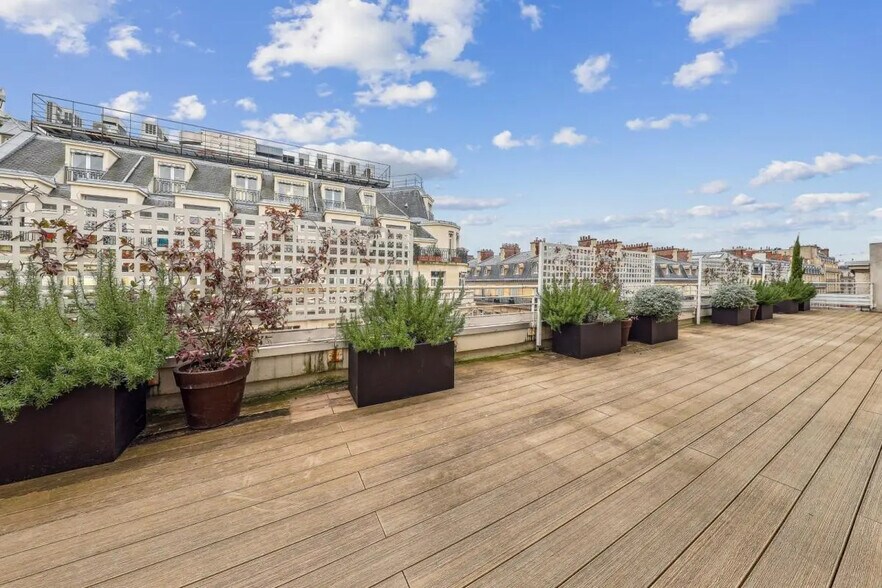 32 Rue De Lisbonne, Paris for lease - Building Photo - Image 2 of 26