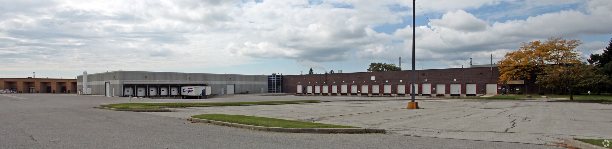 1601 Tricont Ave, Whitby, ON à vendre Photo du bâtiment- Image 1 de 1