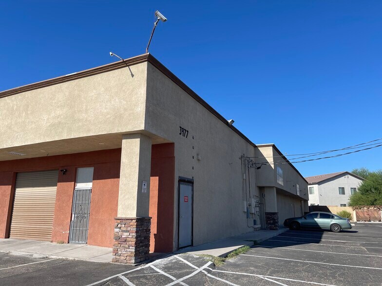 3977 E Vegas Valley Dr, Las Vegas, NV à vendre - Photo du bâtiment - Image 3 de 22