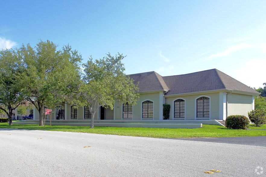 9245 SW 158th Ln, Miami, FL à louer - Photo du bâtiment - Image 2 de 31