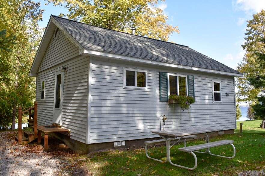 W18070 County Rd, Germfask, MI for sale - Primary Photo - Image 1 of 10