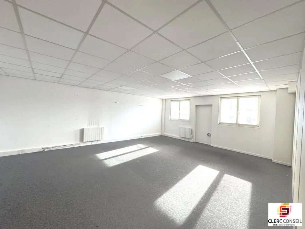 Office in Le Petit-Quevilly for lease Building Photo- Image 1 of 14
