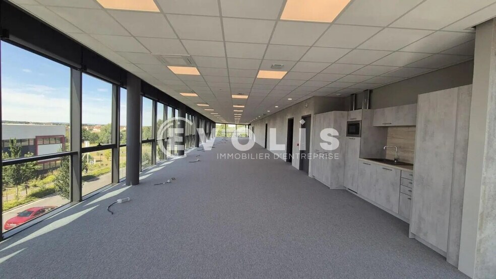 Office in Chanteloup-en-Brie for lease - Interior Photo - Image 3 of 9