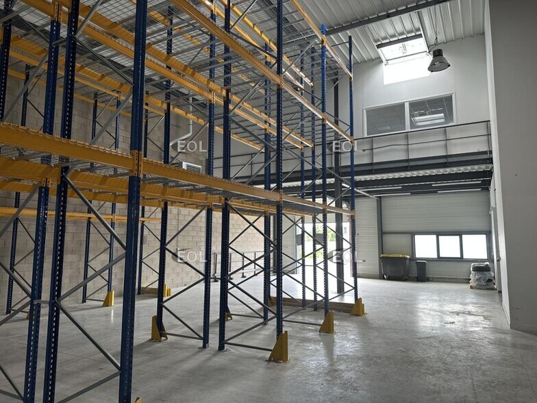 Flex in Servon for lease - Building Photo - Image 2 of 14