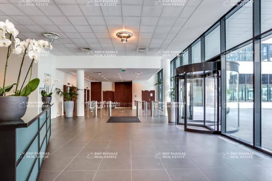 3 Rue Christophe Colomb, Massy for lease - Lobby - Image 2 of 13