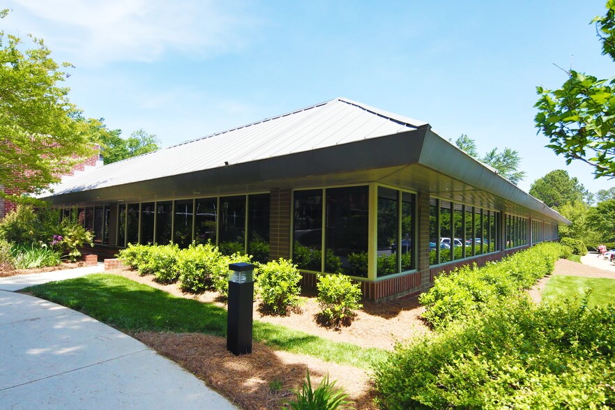 500 Gregson Dr, Cary, NC à louer - Photo du bâtiment - Image 1 de 12
