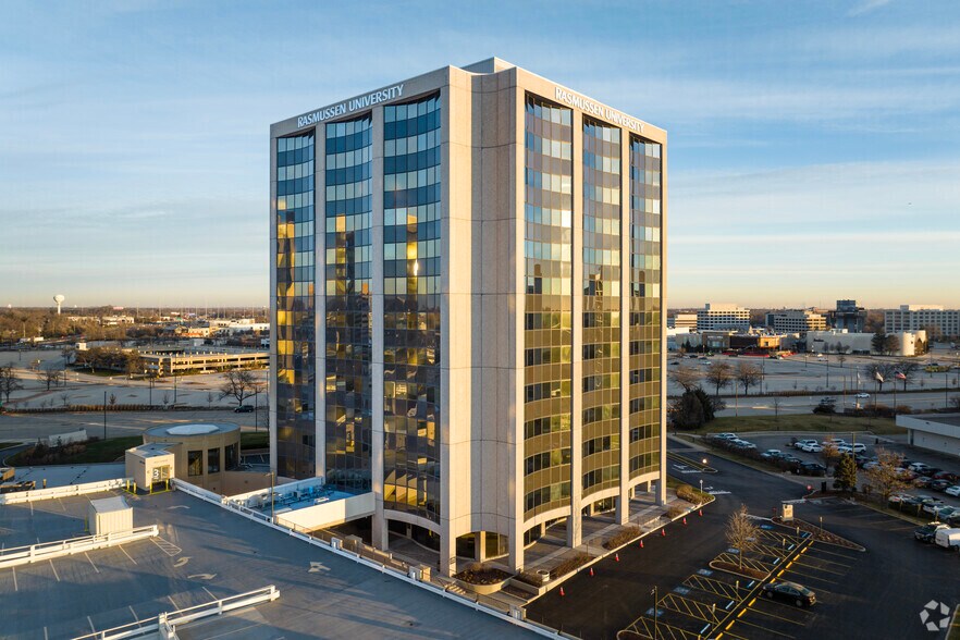 1415 W 22nd St, Oak Brook, IL à louer - Photo du bâtiment - Image 1 de 15