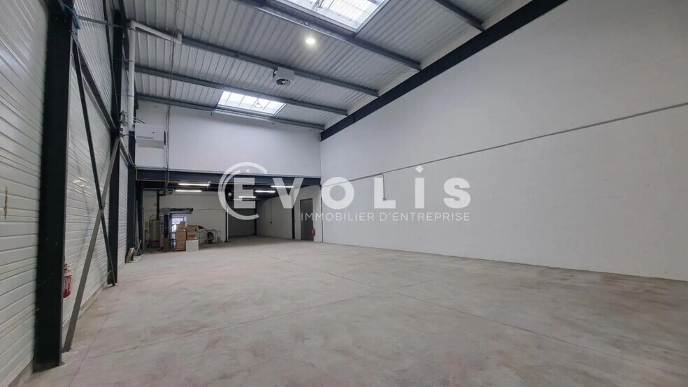 Flex in Collégien for lease - Interior Photo - Image 3 of 12