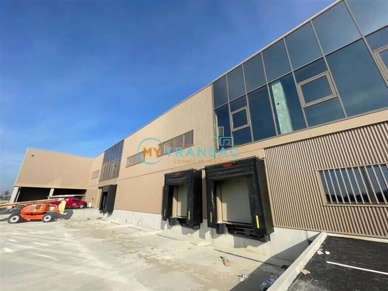 Local d'activités dans Tremblay-en-France à vendre - Photo du bâtiment - Image 2 de 7