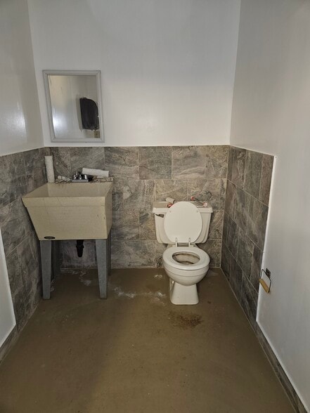 11 Old Indian Trl, Middlefield, CT for lease - Interior Photo - Image 3 of 4