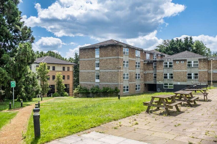 Coopers Hill Ln, Egham à vendre - Photo du bâtiment - Image 3 de 5