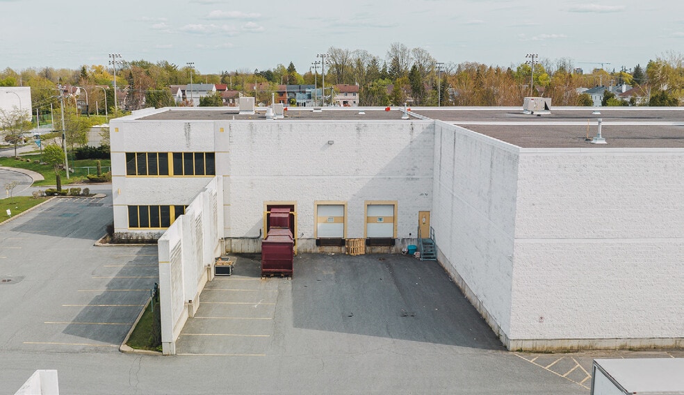 215 Av Voyageur, Pointe-claire, QC à louer - Photo du bâtiment - Image 2 de 11