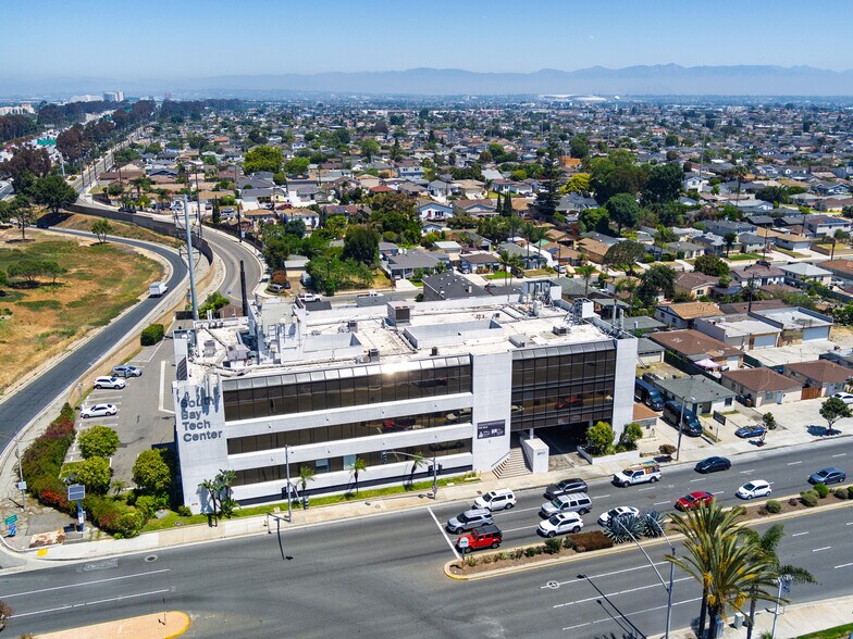 5155 W Rosecrans Ave, Hawthorne, CA à vendre - Photo du bâtiment - Image 2 de 46