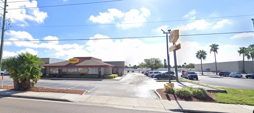 940 Missouri Ave N, Largo, FL à louer - Photo du bâtiment - Image 2 de 9