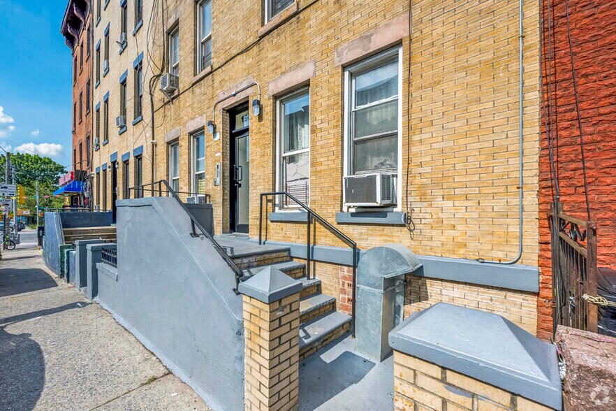 190 Rockaway Ave, Brooklyn, NY à vendre - Photo du bâtiment - Image 3 de 22