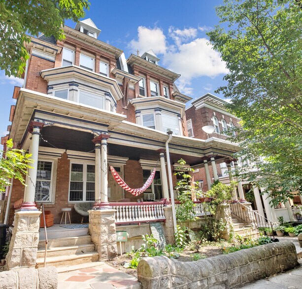 28 TOTAL UNITS | UNIVERSITY CITY portefeuille de 3 propriétés à vendre sur LoopNet.ca - Photo du bâtiment - Image 2 de 3