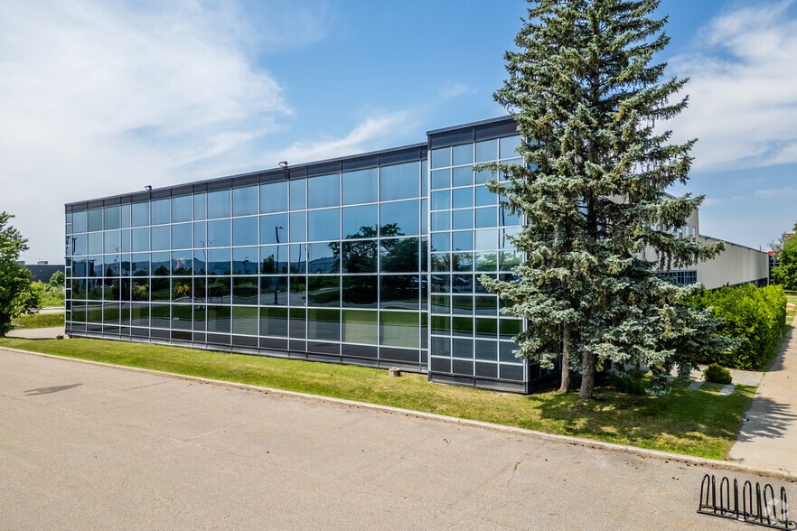 7075 Pl Robert-Joncas, Saint-Laurent, QC à louer - Photo du bâtiment - Image 3 de 5