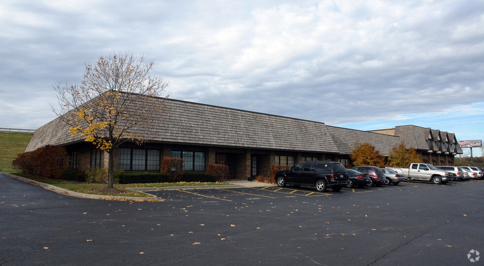 28085 N Ashley Cir, Libertyville, IL for sale - Building Photo - Image 2 of 6