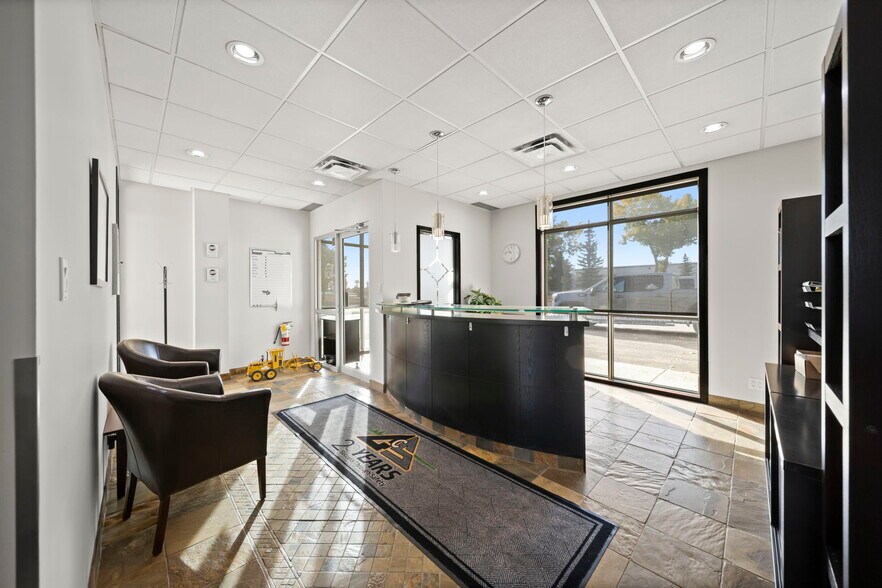 259 Burnt Park Dr, Red Deer County, AB à vendre - Photo intérieure - Image 2 de 36