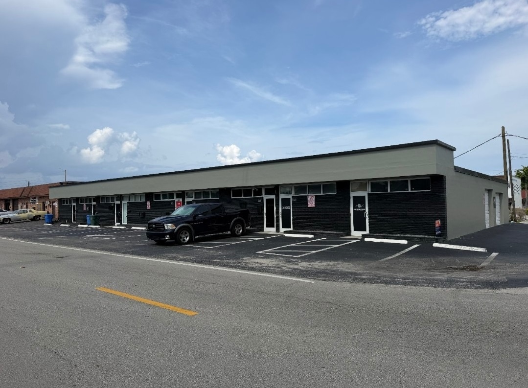 4310-4326 NE 5th Ave, Oakland Park, FL for lease Building Photo- Image 1 of 9