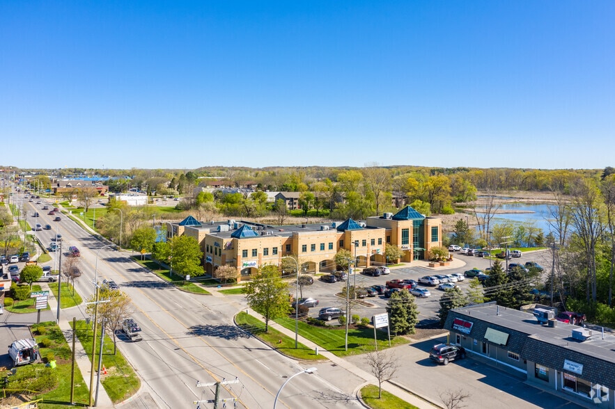 714-900 W Grand River Ave, Brighton, MI à louer - Aérien - Image 2 de 9