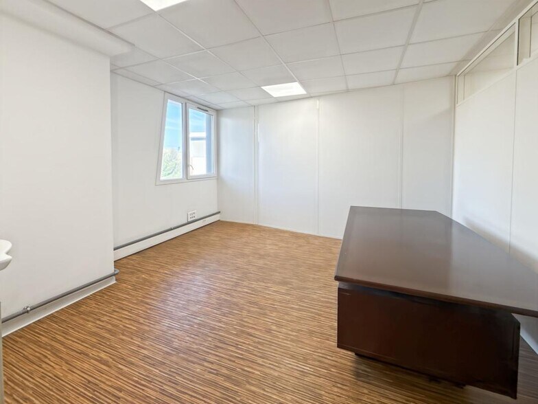 13 Rue Raymonde Martin, Marseille for sale - Interior Photo - Image 3 of 9