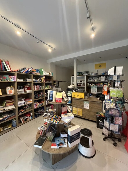 Retail in Paris for lease - Interior Photo - Image 3 of 9
