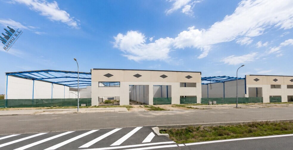 Calle de la Rueda portefeuille de 3 propriétés à vendre sur LoopNet.ca - Photo du bâtiment - Image 1 de 3
