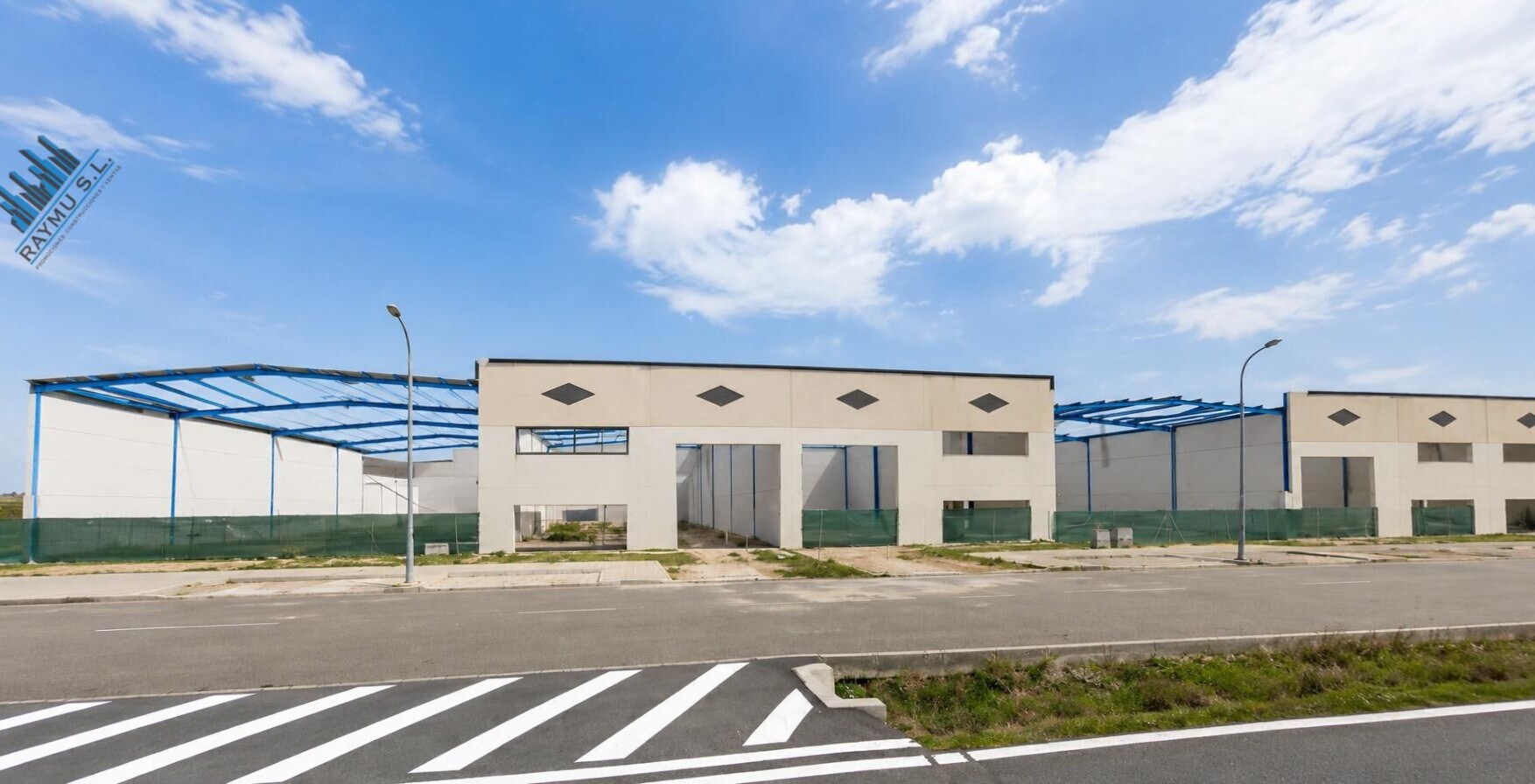Calle de la Rueda portefeuille de 3 propriétés à vendre sur LoopNet.ca Photo du bâtiment- Image 1 de 4
